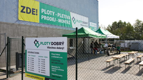 Hala pobočky Sokolov-Lomnice s firemním poutačem a tabulí s otevírací dobou