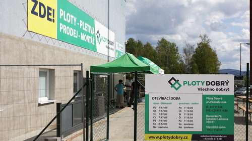 Vjezd do areálu pobočky Sokolov s poutačem a informační tabulí Ploty Dobrý
