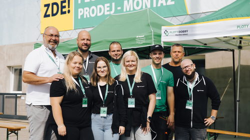 Tým pobočky Sokolov ve firemním oblečení