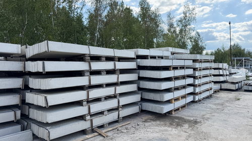 Betonové plotové desky na paletách na skladové ploše pobočky Sokolov