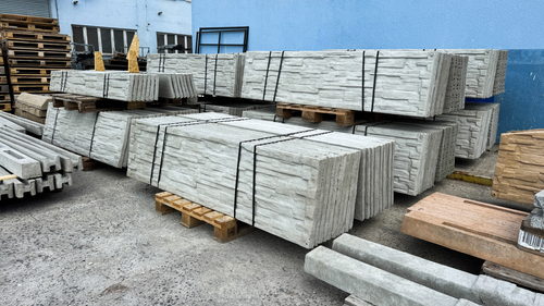 Betonové plotové desky se vzorem štípaného kamene u haly pobočky Sokolov