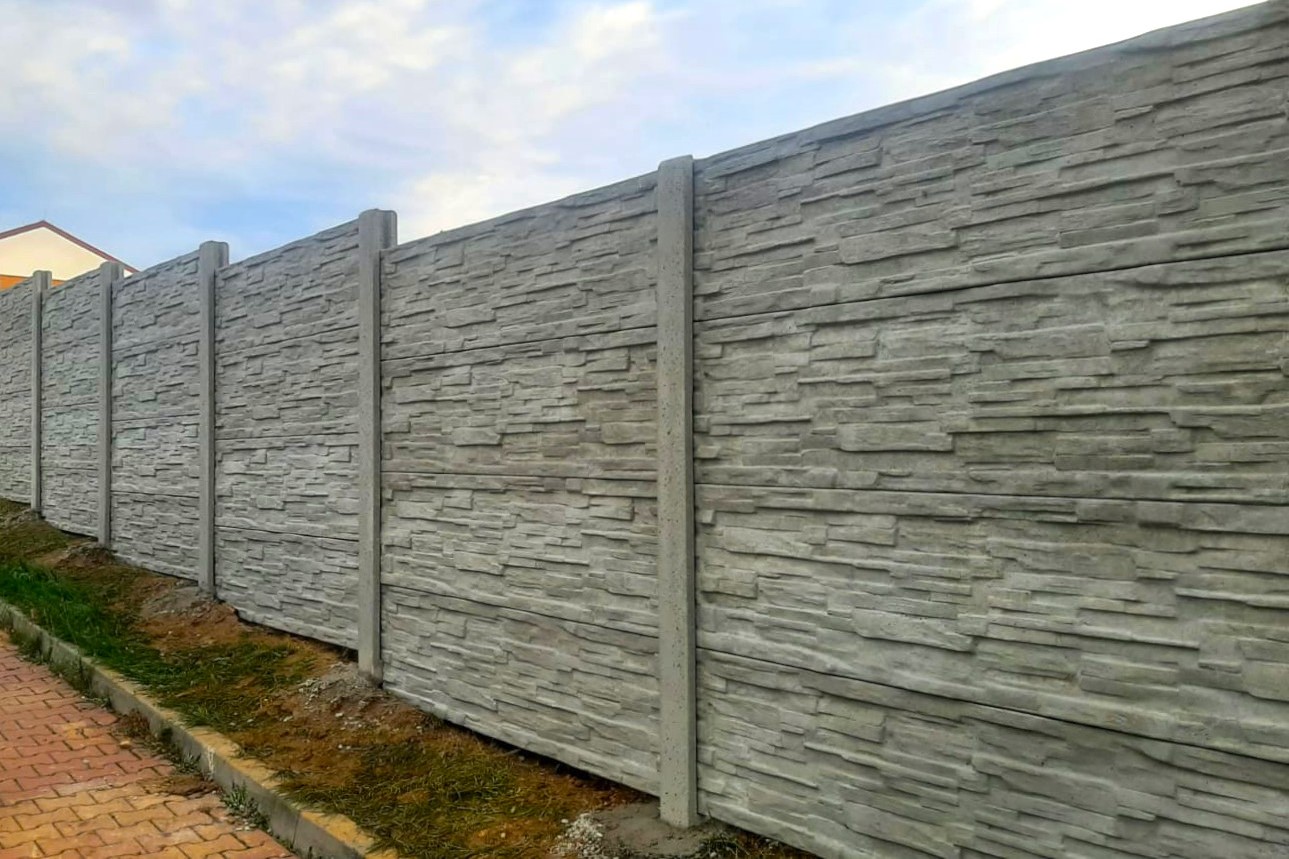 Betonový plot ve svahu – Ploty Dobrý
