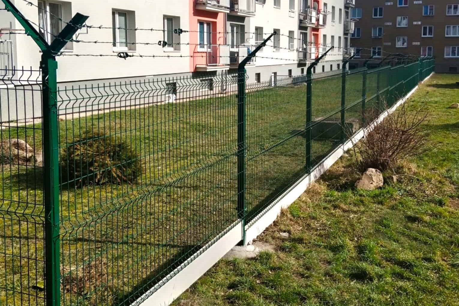 Ostnatý drát na bavoletech – Ploty Dobrý