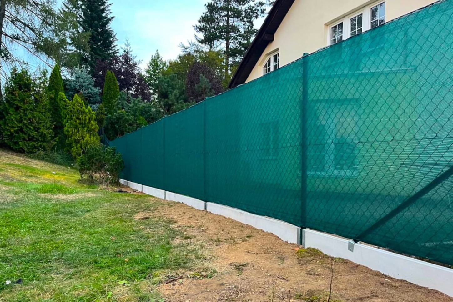 Oplocení se stínící tkaninou – Ploty Dobrý