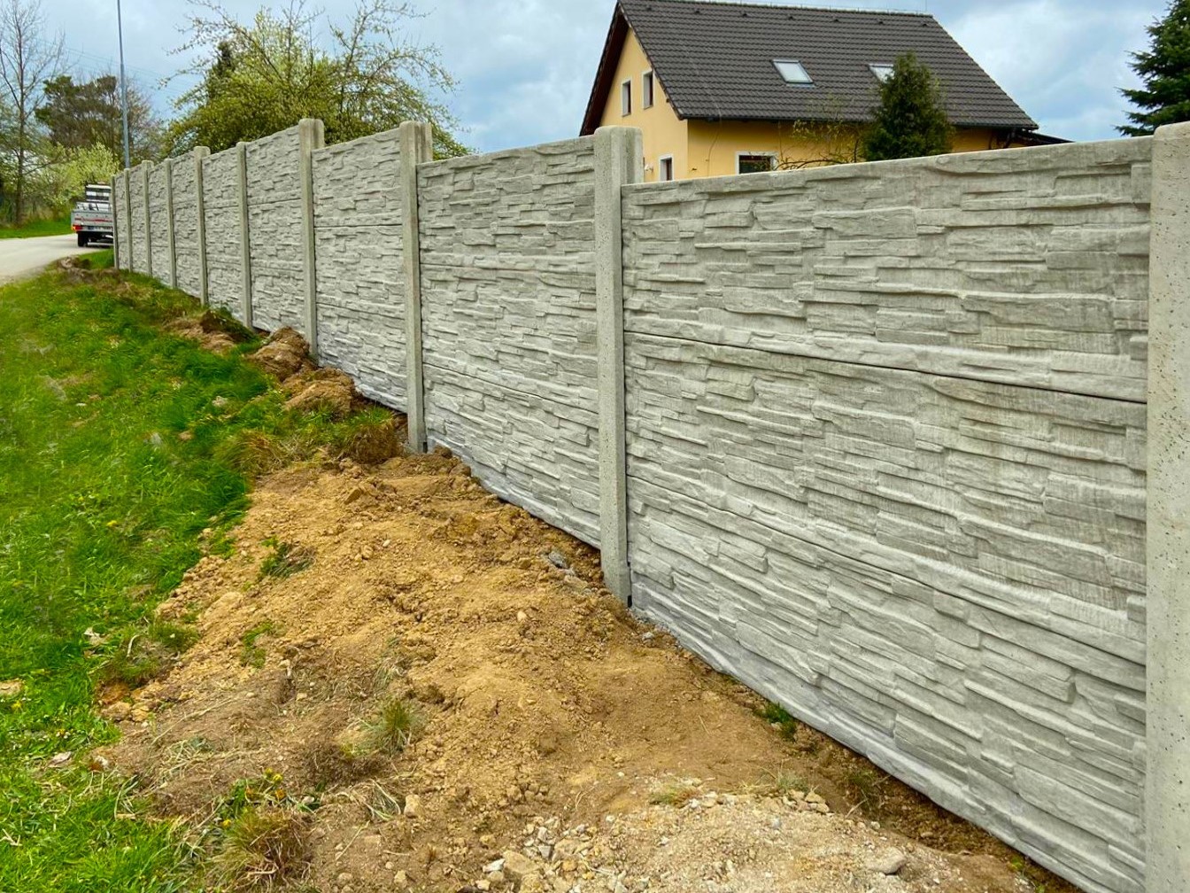 Oplocení ve svahu - betonový plot – Ploty Dobrý