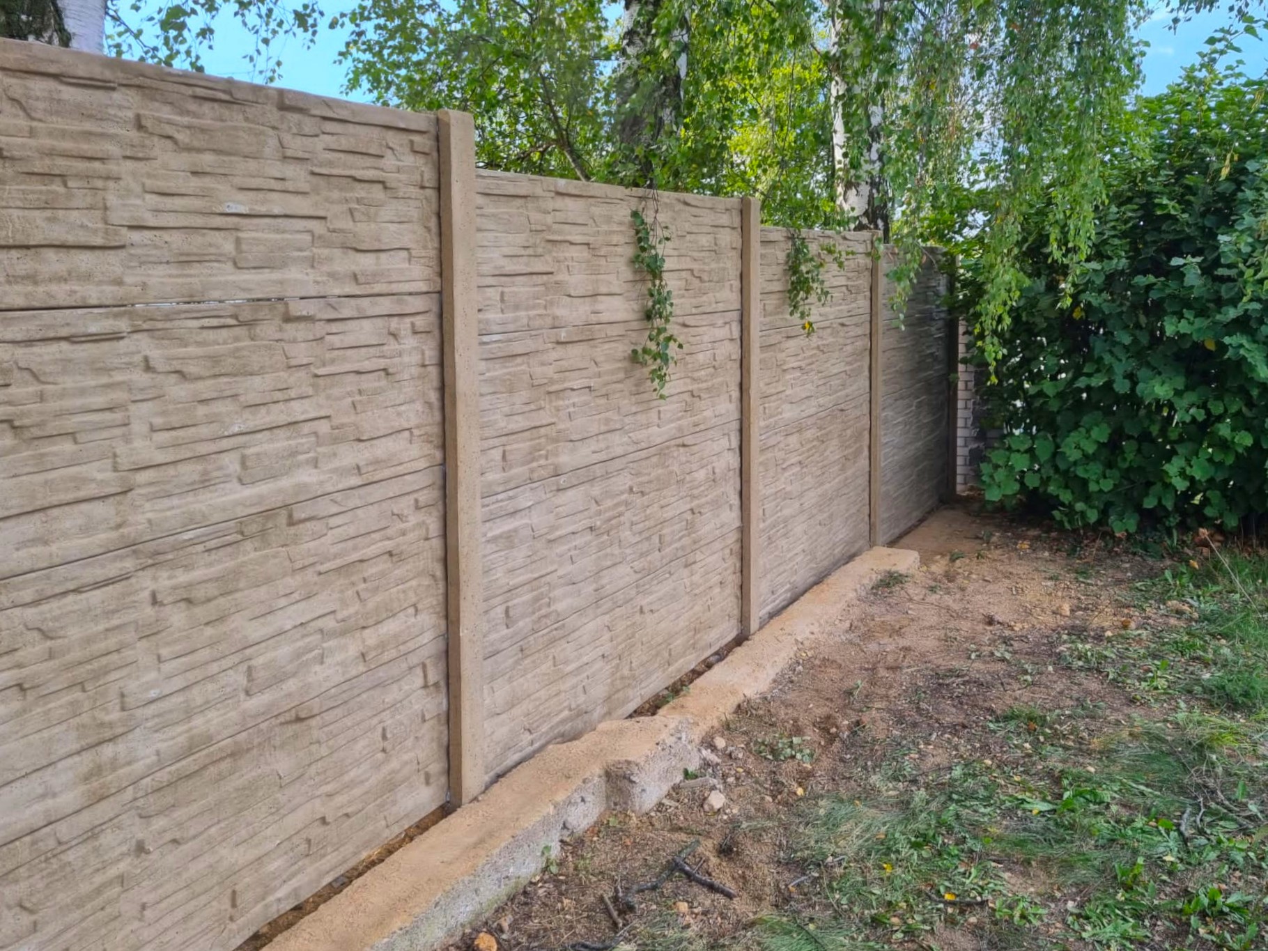 Oplocení ve svahu - betonový plot – Ploty Dobrý