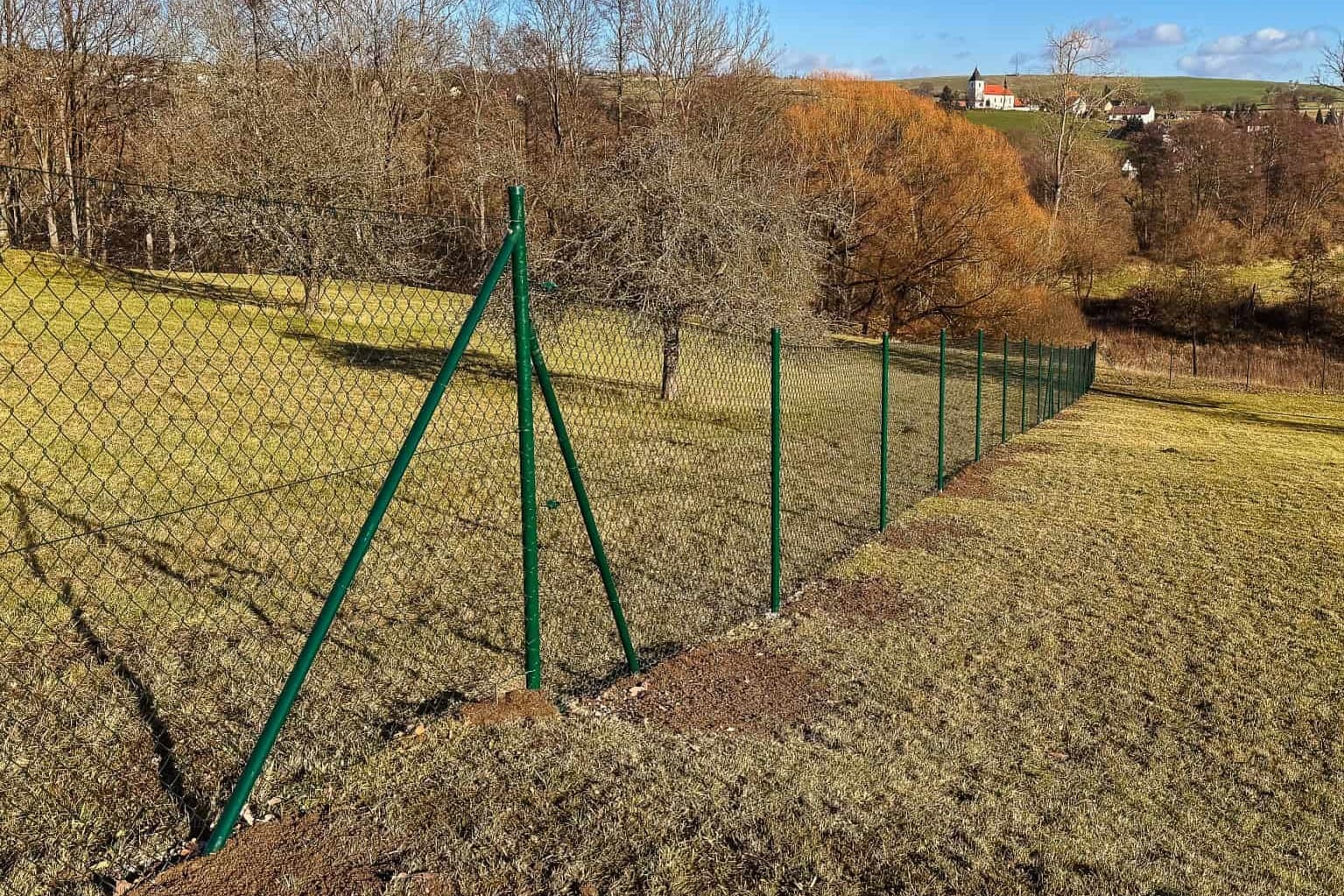Plot z pletiva v kopci - Ploty Dobrý