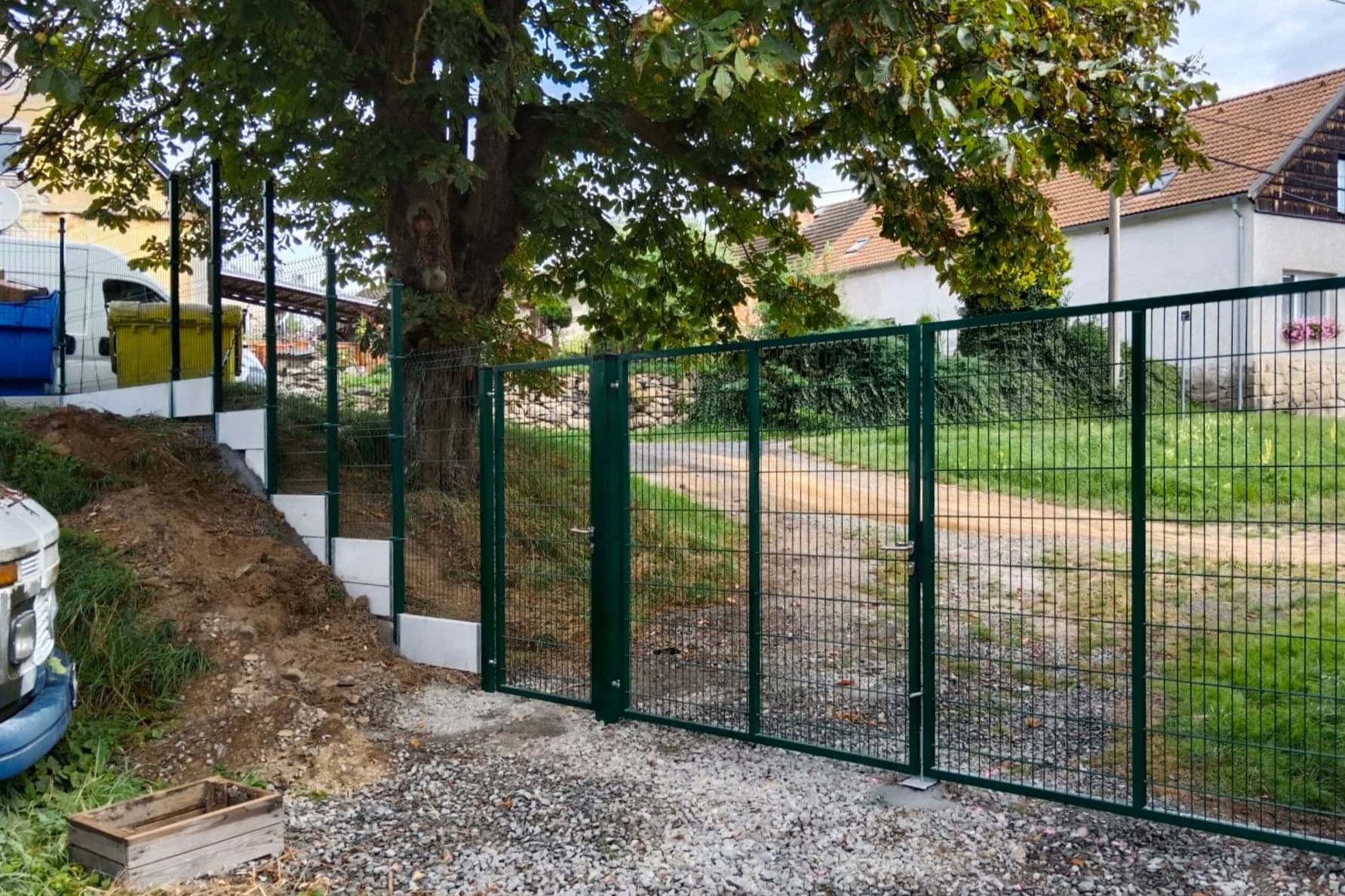 Plotové panely a podhrabové desky ve svahu – Ploty Dobrý