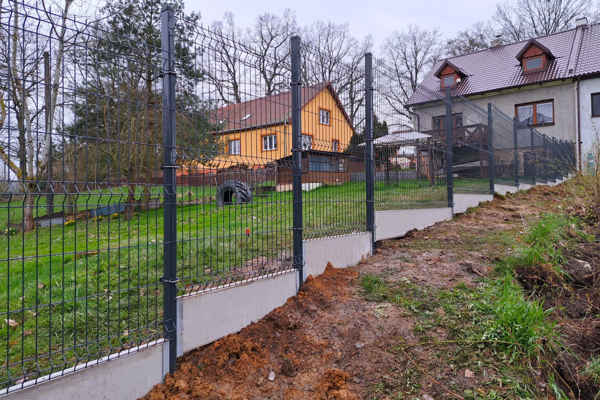 Plotové panely a podhrabové desky ve svahu – Ploty Dobrý
