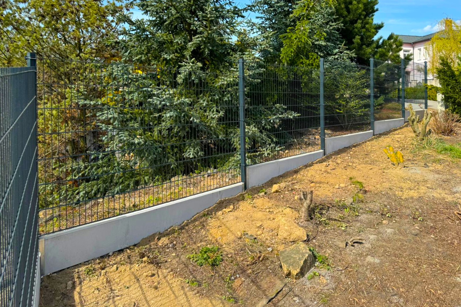 Plotové panely a podhrabové desky ve svahu – Ploty Dobrý