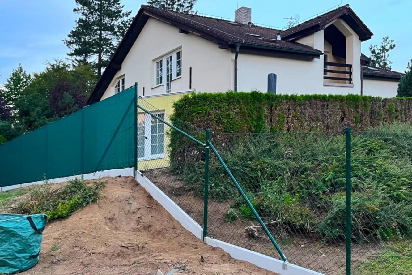 Pletivo a podhrabové desky ve svahu – Ploty Dobrý