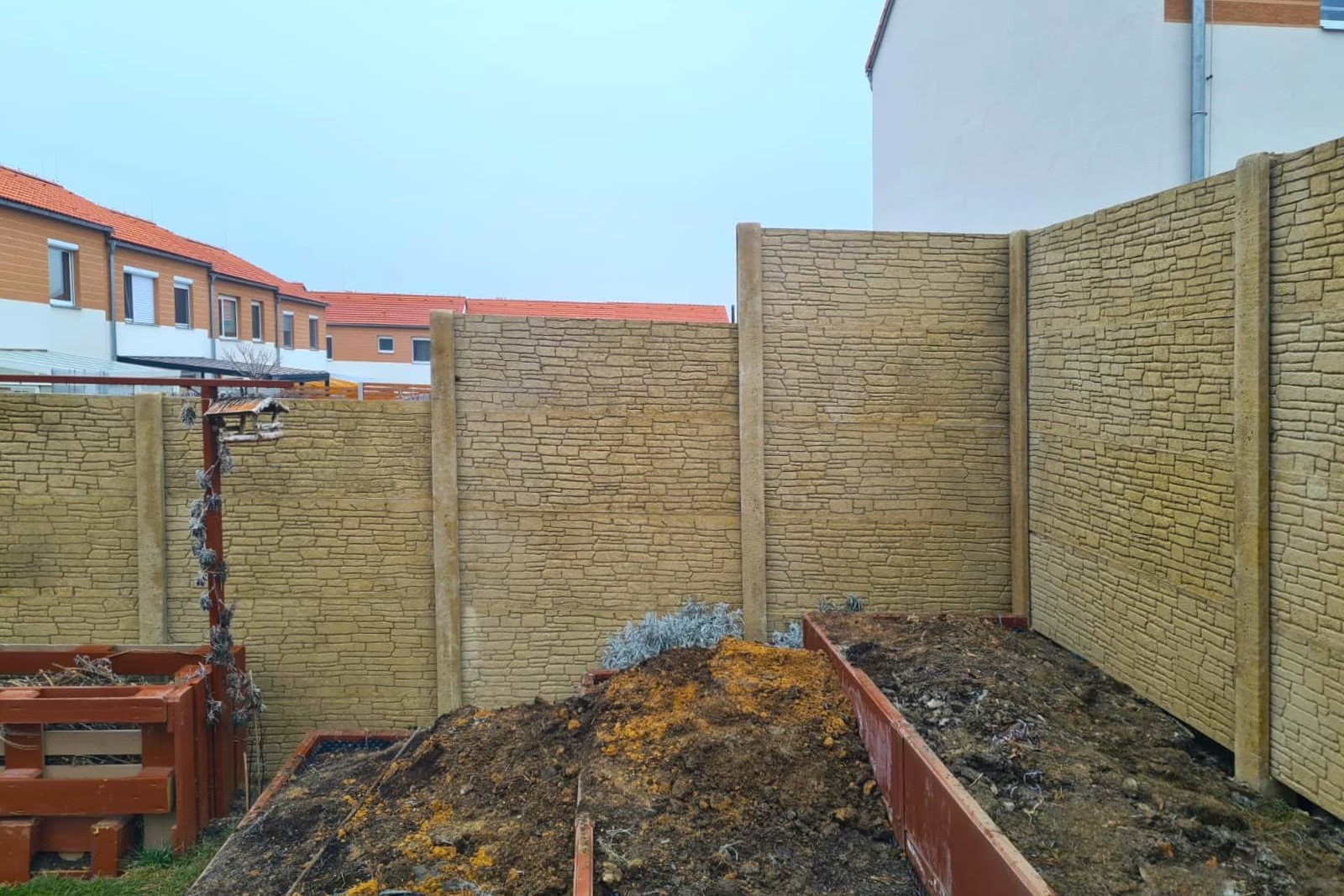 Betonový plot ve svahu – Ploty Dobrý