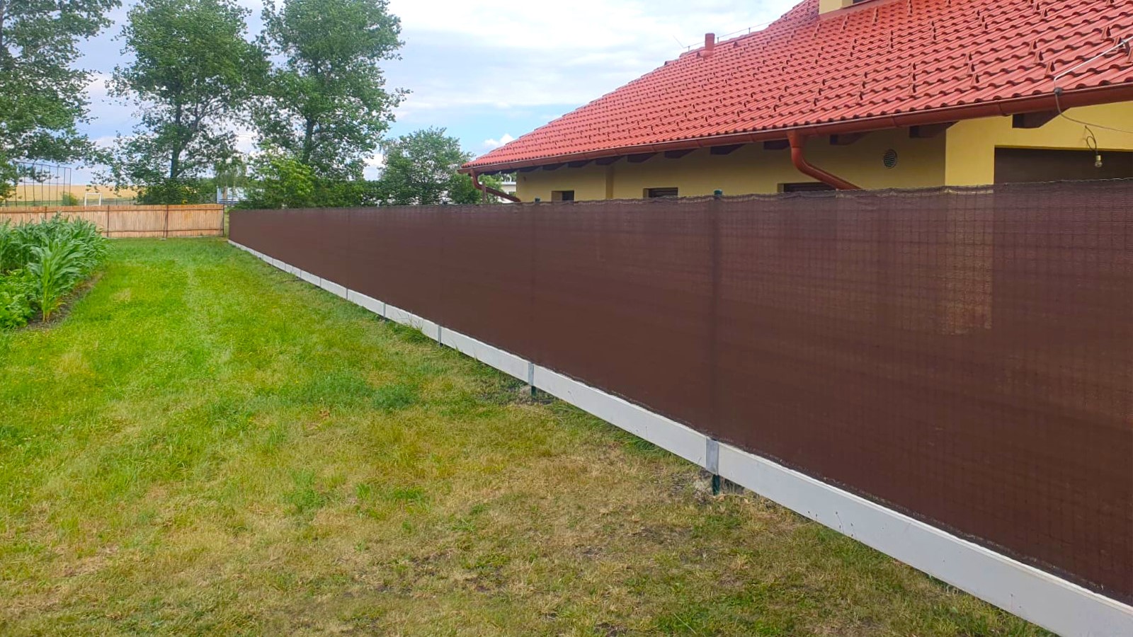 Pletivo a hnědá stínící tkanina – Ploty Dobrý