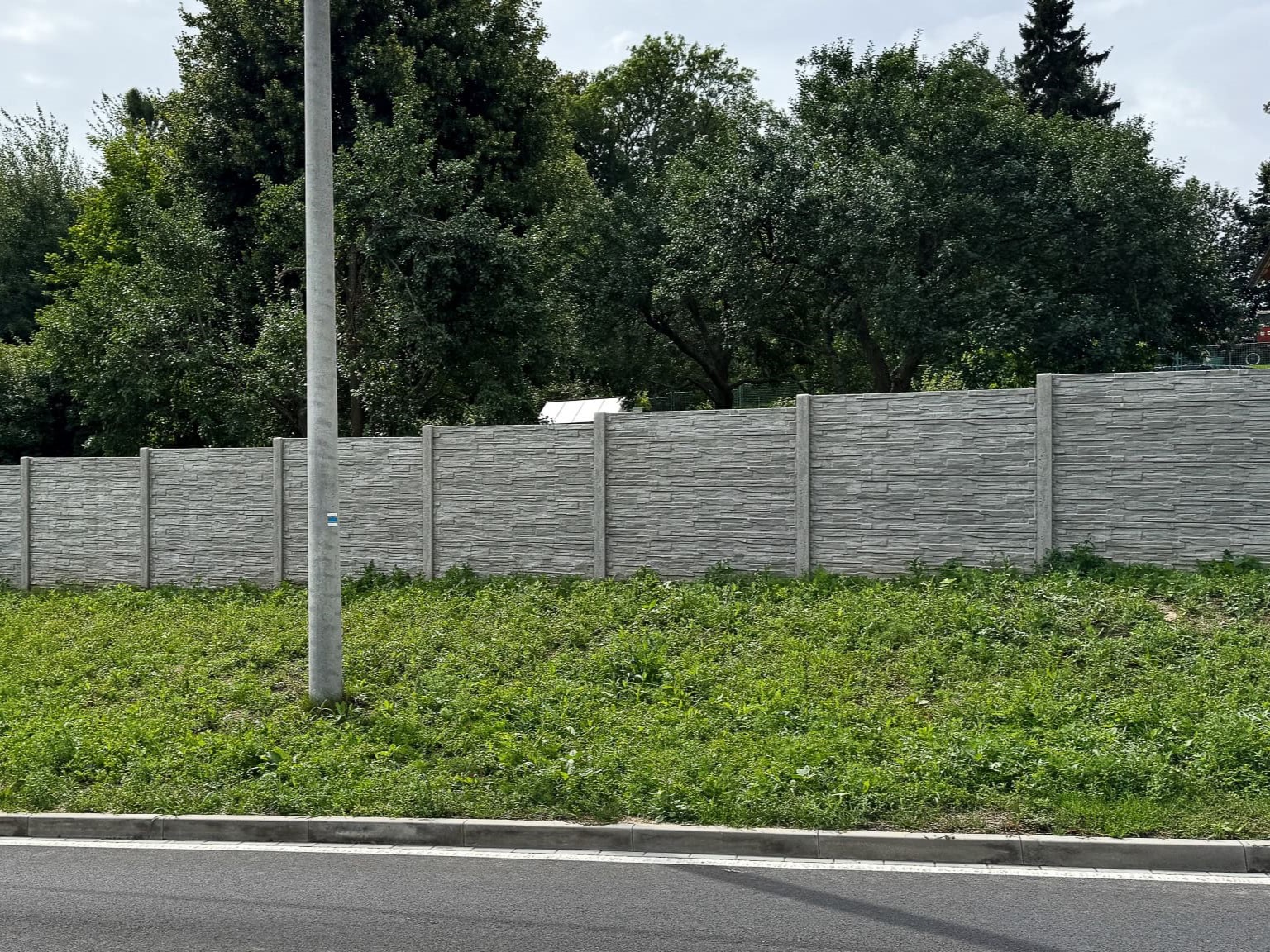 Fotografie – Plot z betonových desek u silnice – Ploty Dobrý