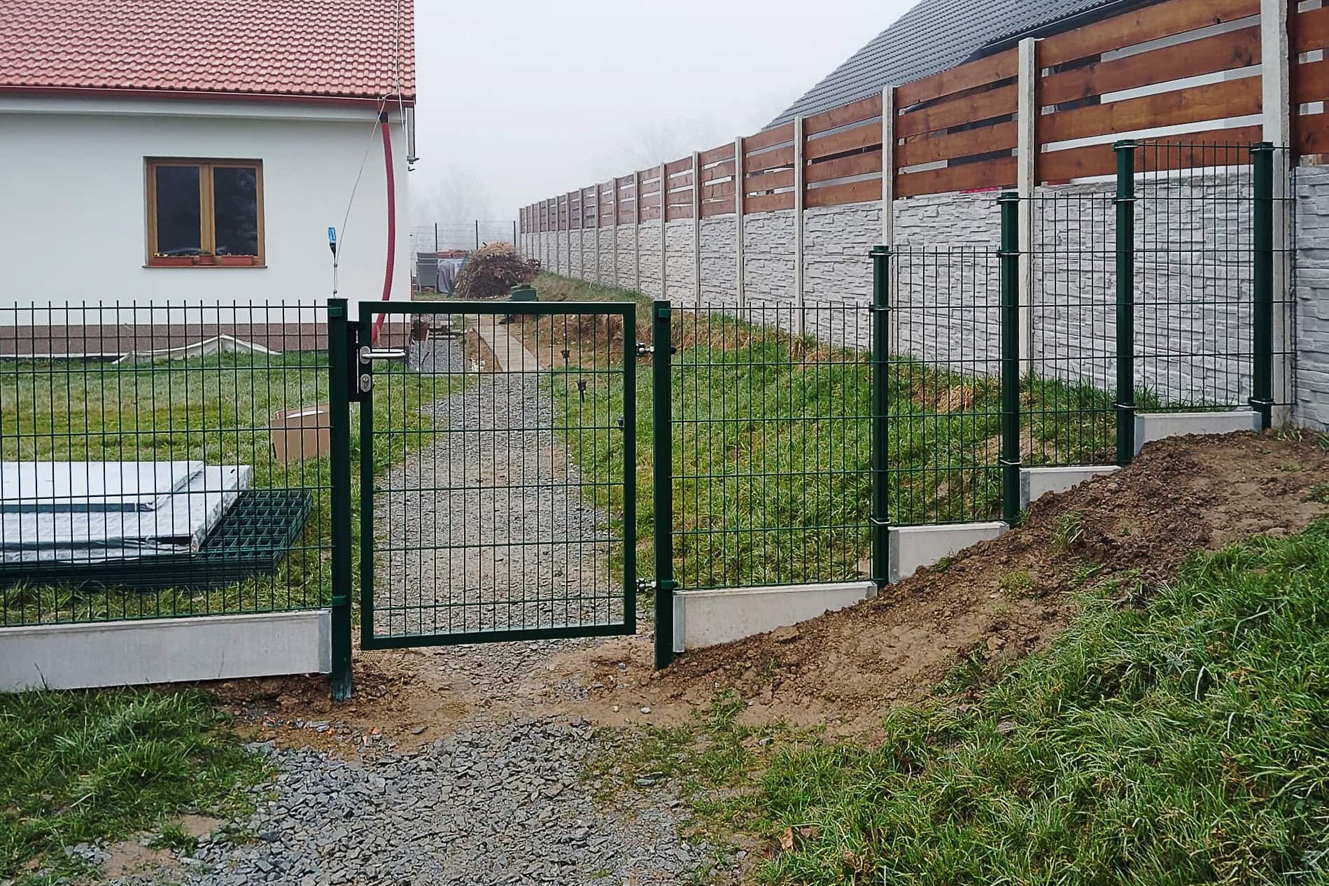 Plot z plotových panelů ve svahu – Ploty Dobrý