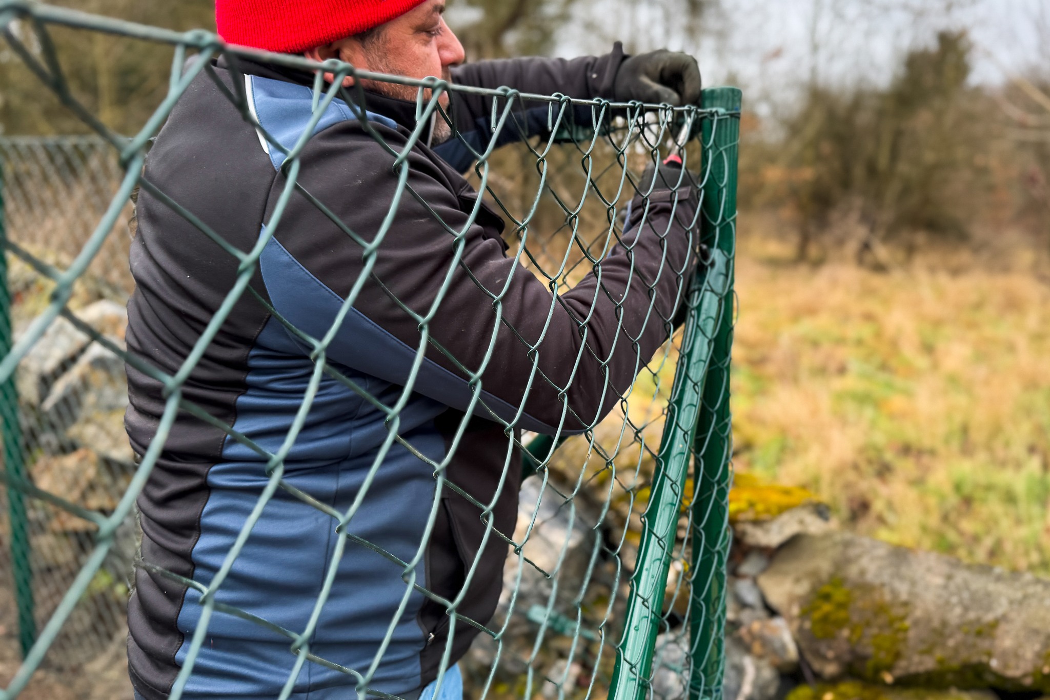 Fotografie – montáž čtyřhranného pletiva – Ploty Dobrý