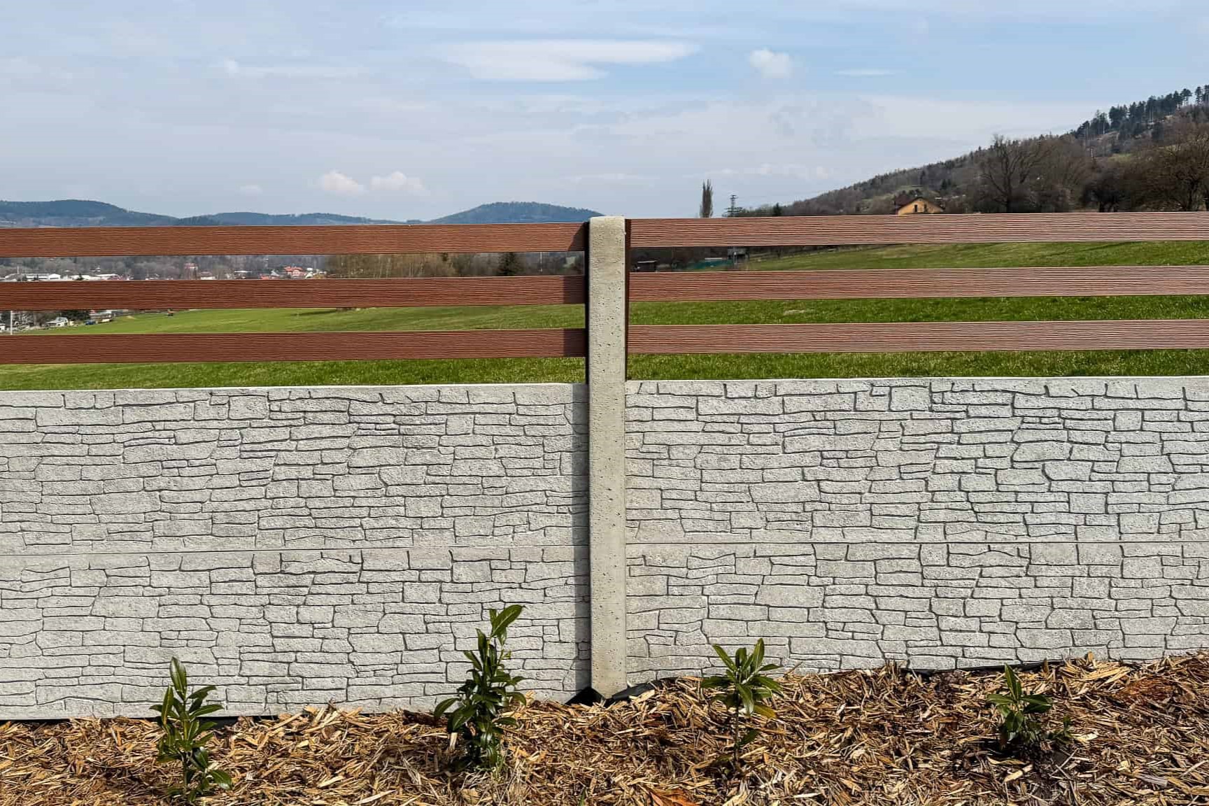 Fotografie – Betonový plot s WPC plotovkami – Ploty Dobrý