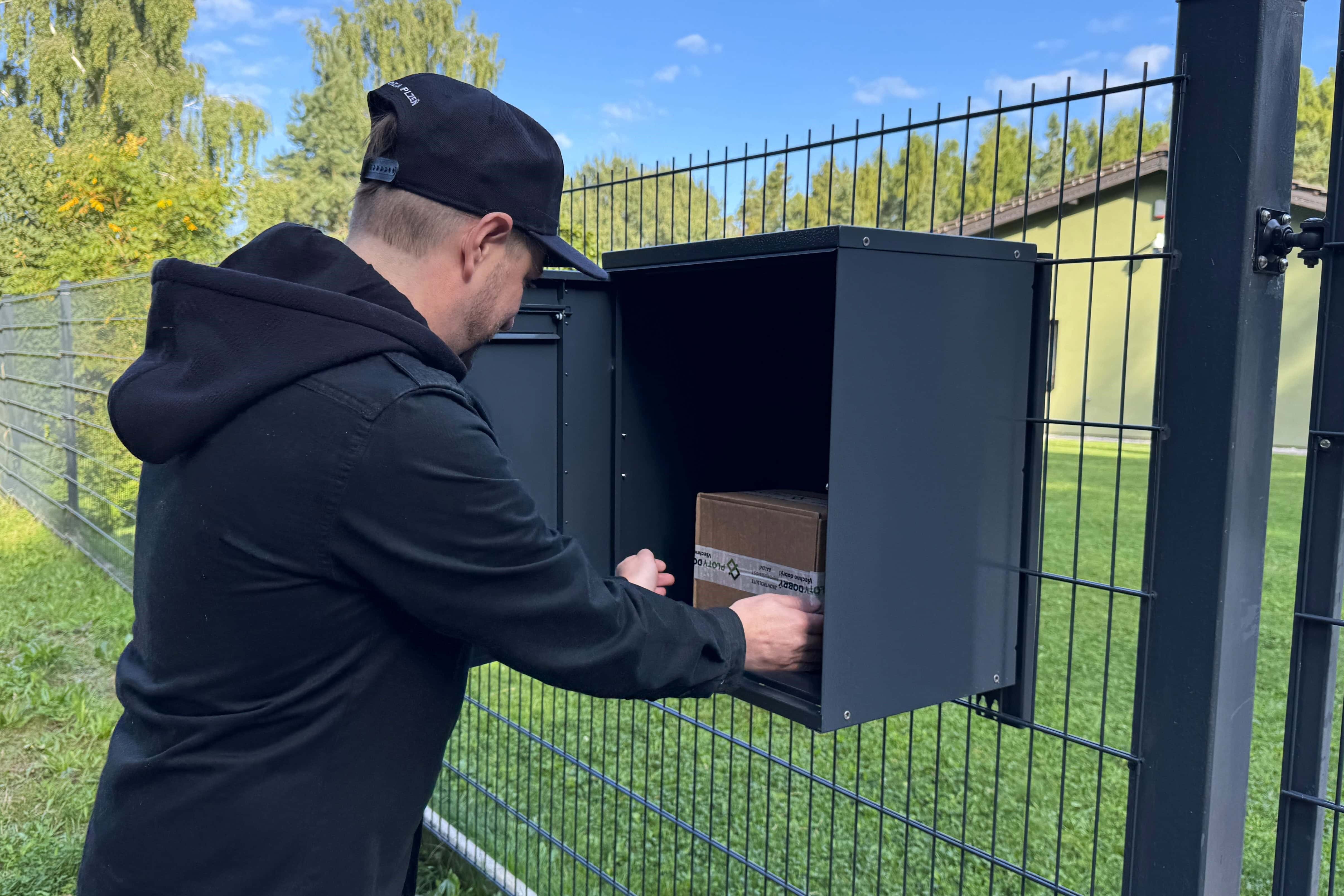 Fotografie – Chytrý box na balíky na plot – Ploty Dobrý