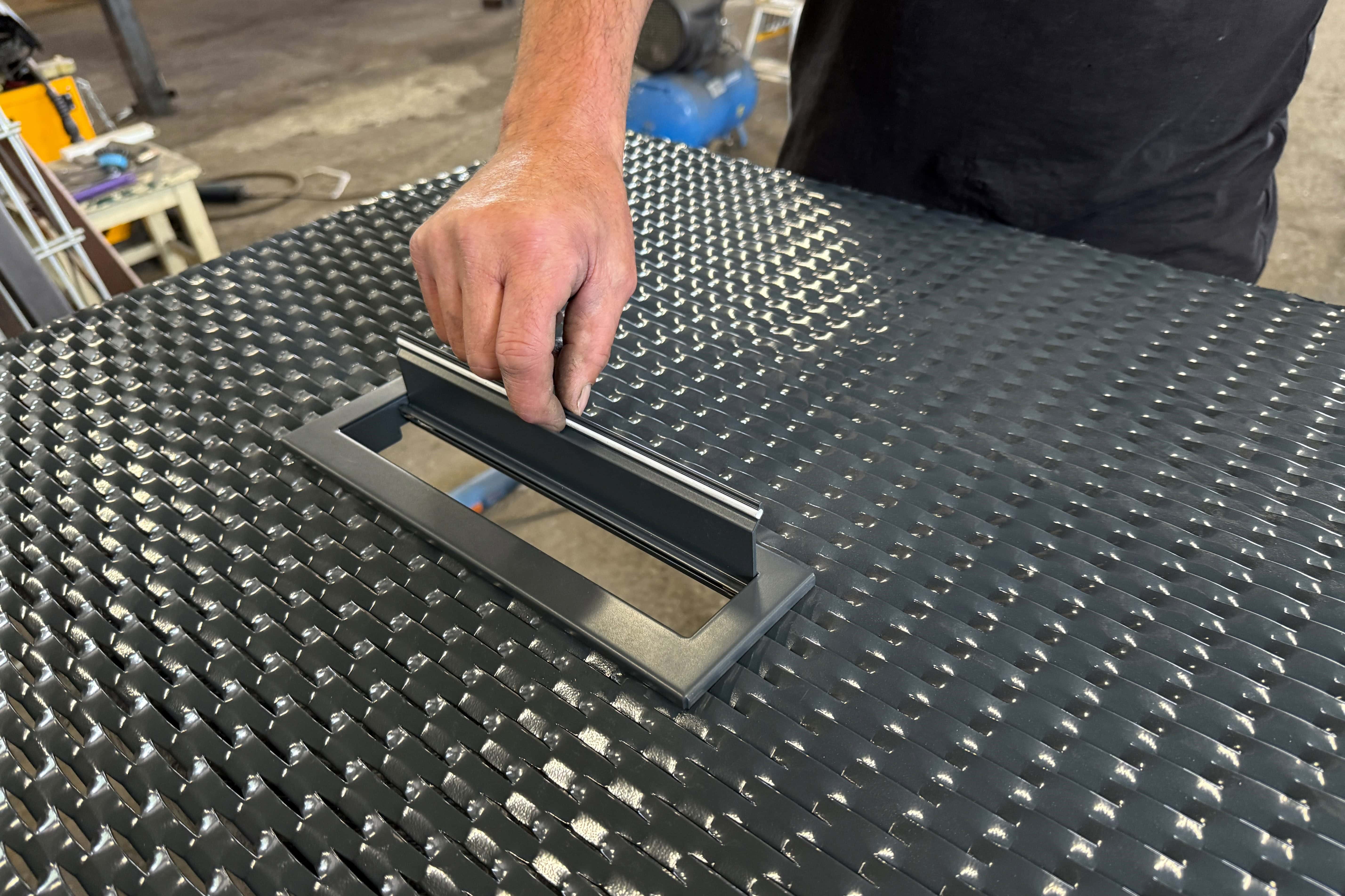 Fotografie – Schránka zabudovaná na míru v brance – Ploty Dobrý