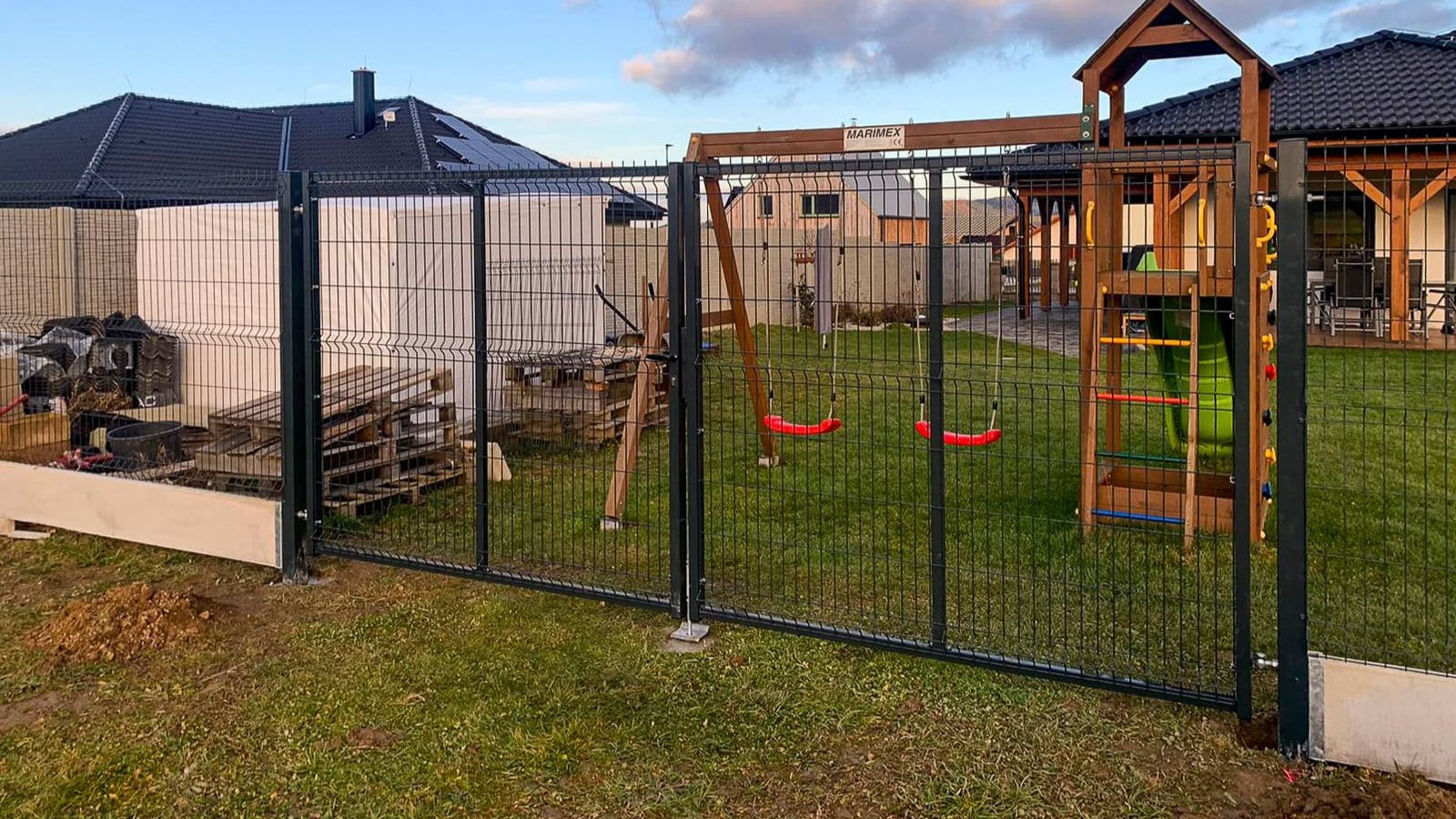 Fotografie – Plot s podhrabovými deskami – Ploty Dobrý