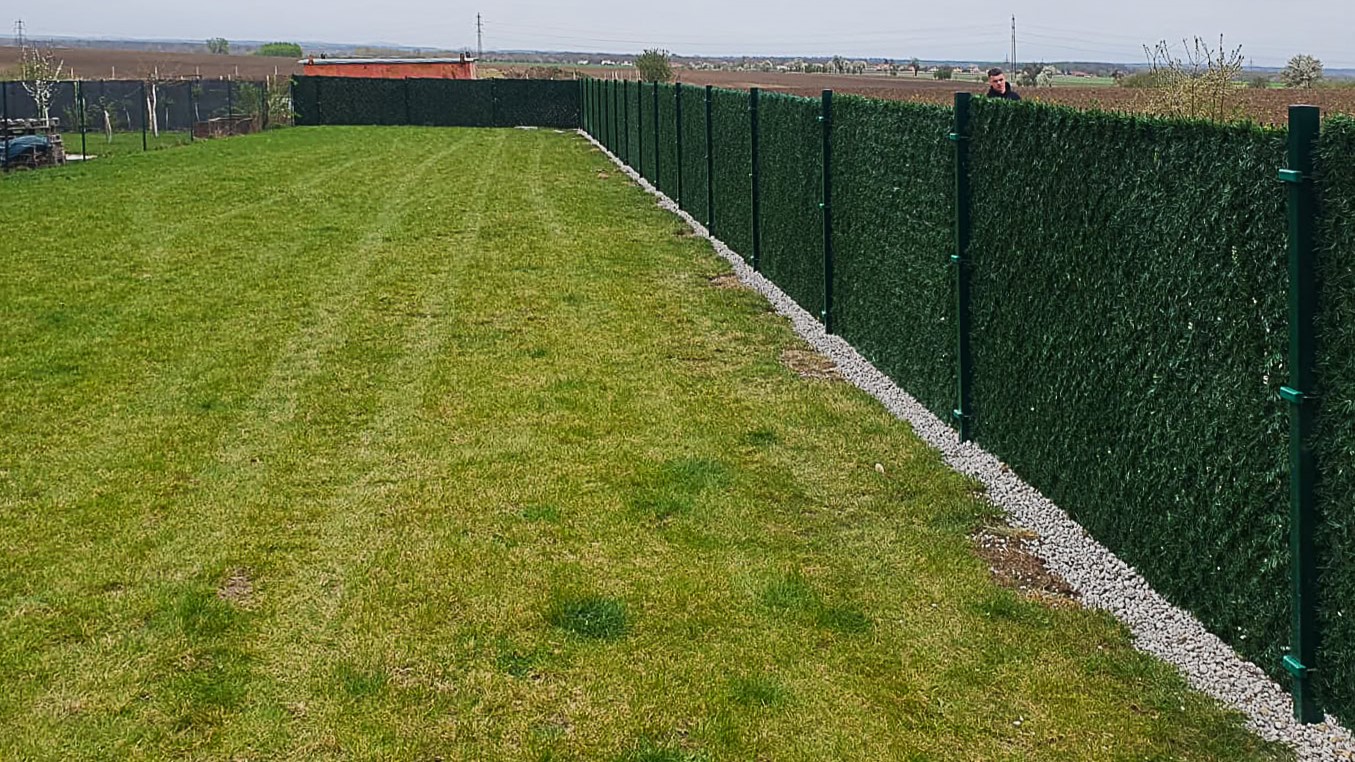 Fotografie – Plot s folií pod plot a se štěrkem pod plotem – Ploty Dobrý