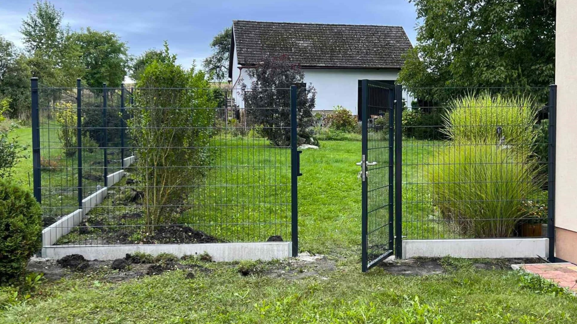 Fotografie – Plot s podhrabovými deskami pro lepší sekání trávy kolem – Ploty Dobrý