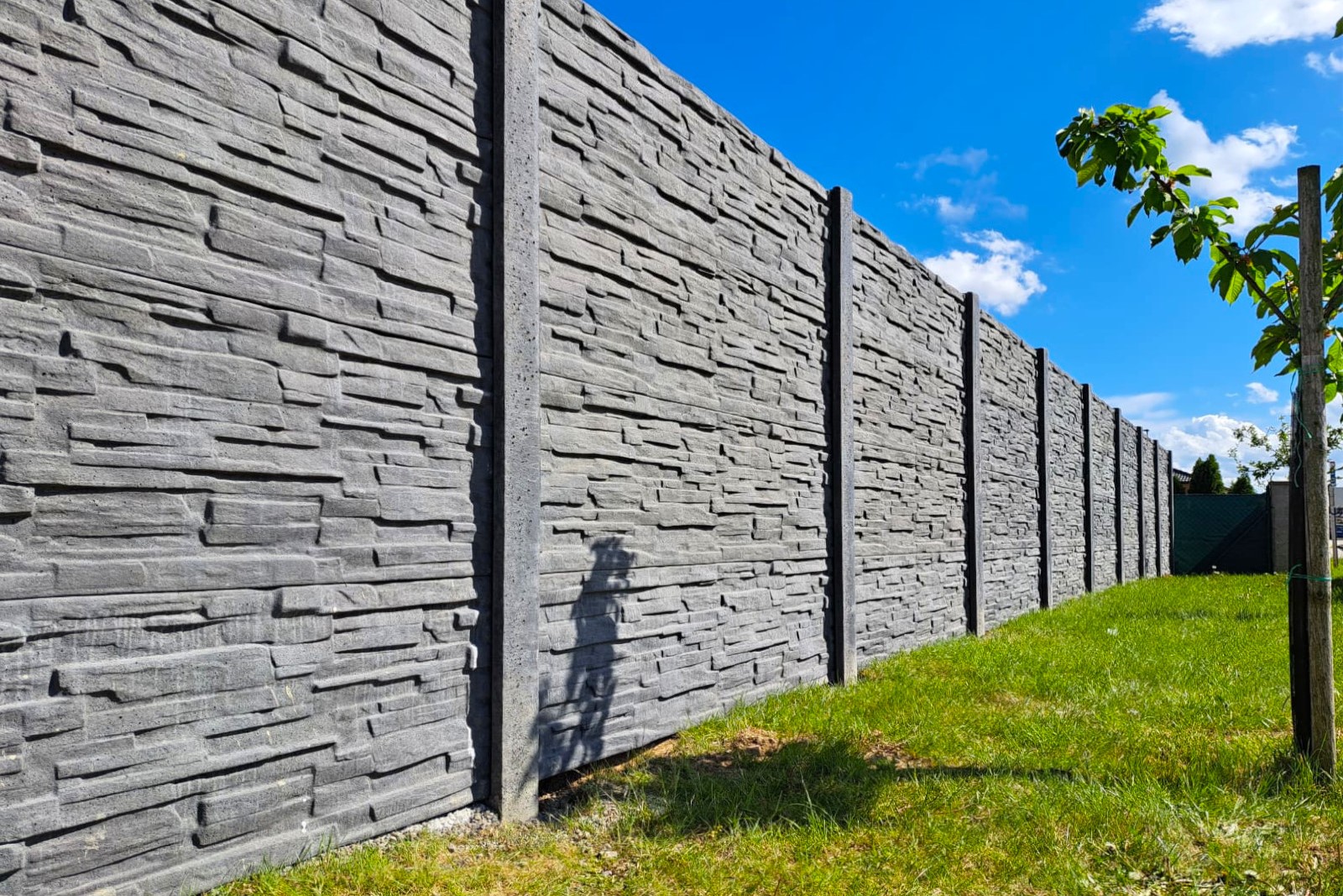 Fotografie – Plot z betonových desek u silnice – Ploty Dobrý