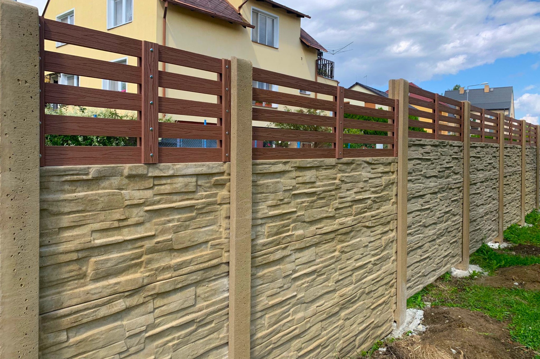 Fotografie – Plot z betonových desek a WPC plotovek – Ploty Dobrý