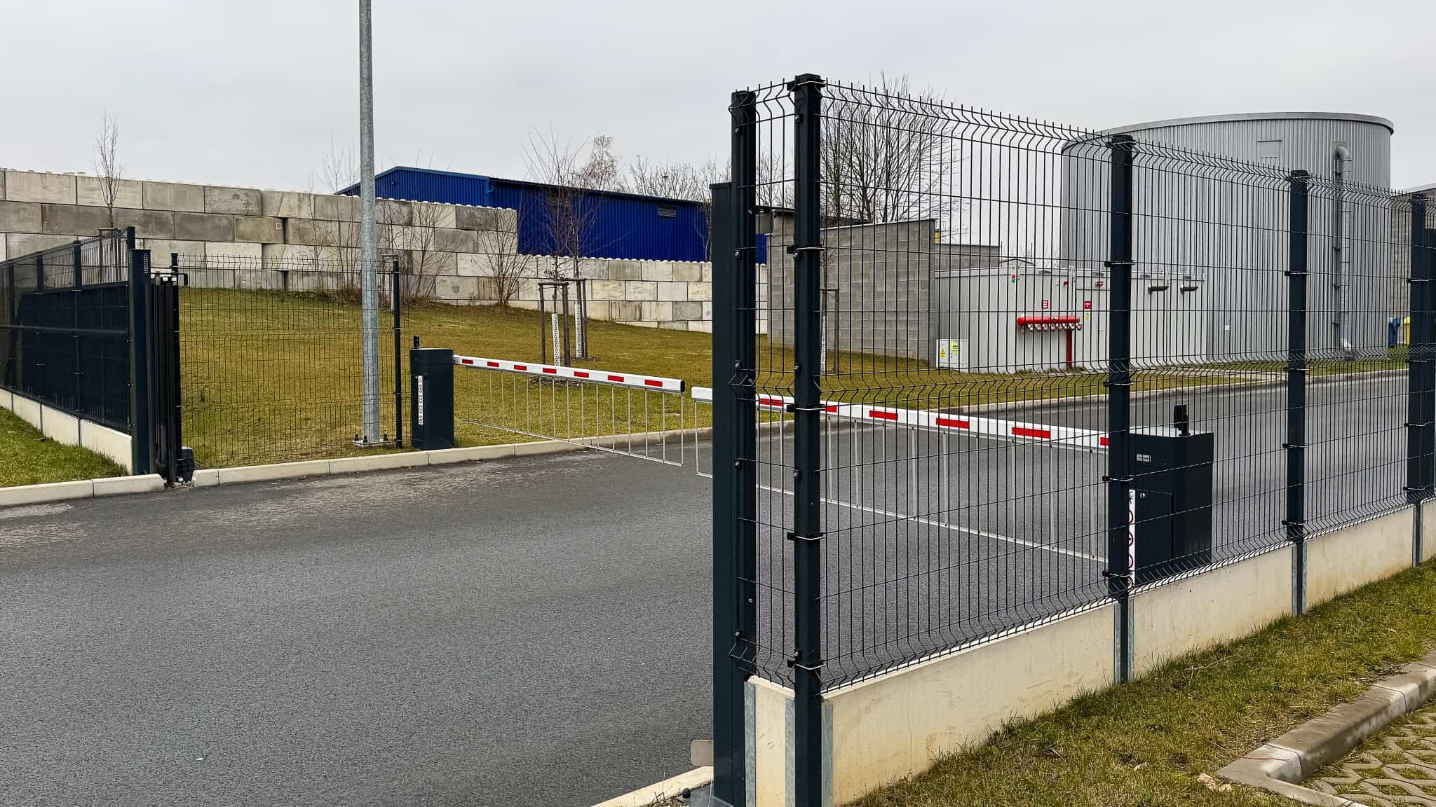 Plot okolo firemního objektu – Ploty Dobrý