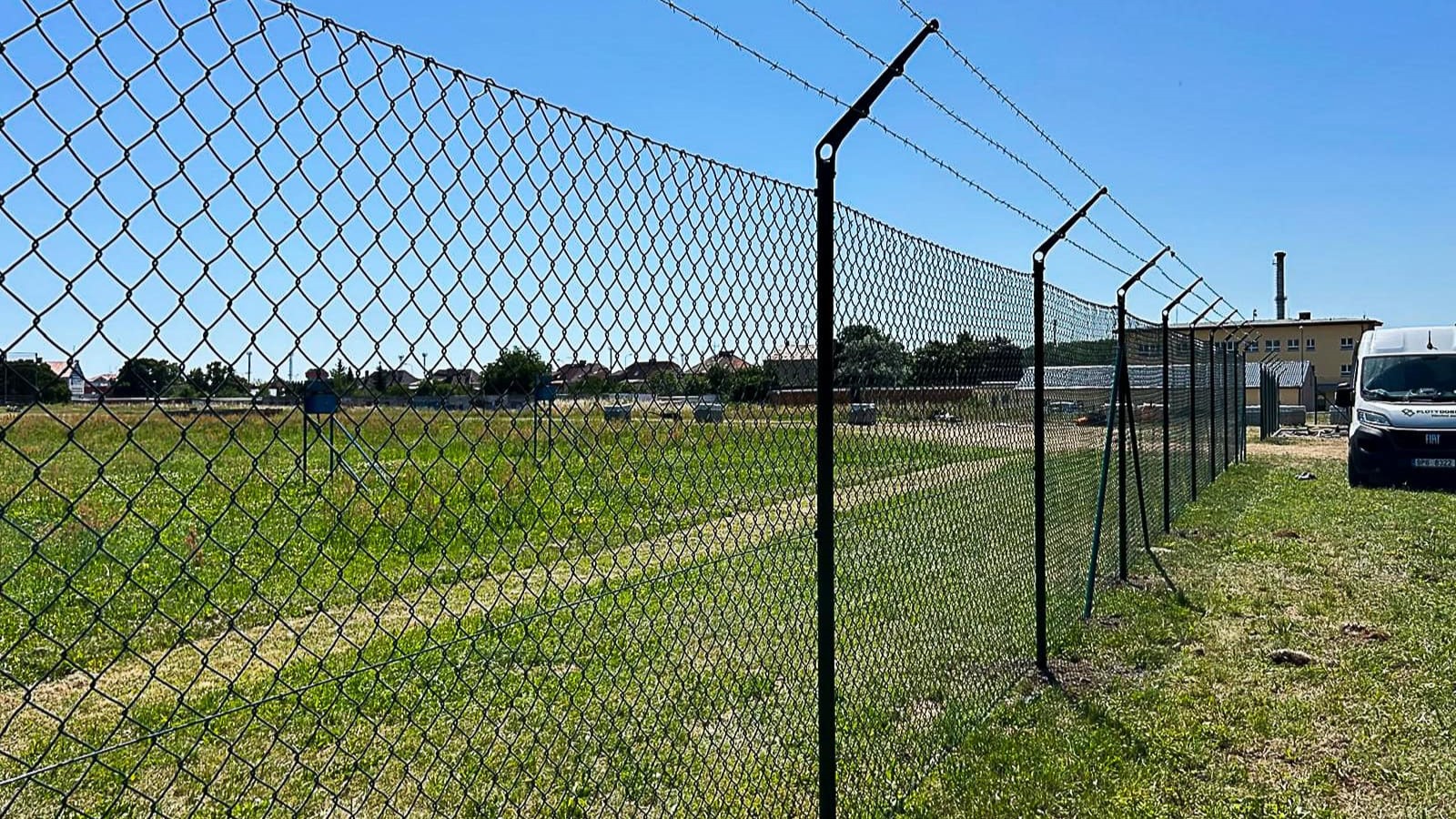 Plot z 3D plotových panelů s ostnatým drátem – Ploty Dobrý