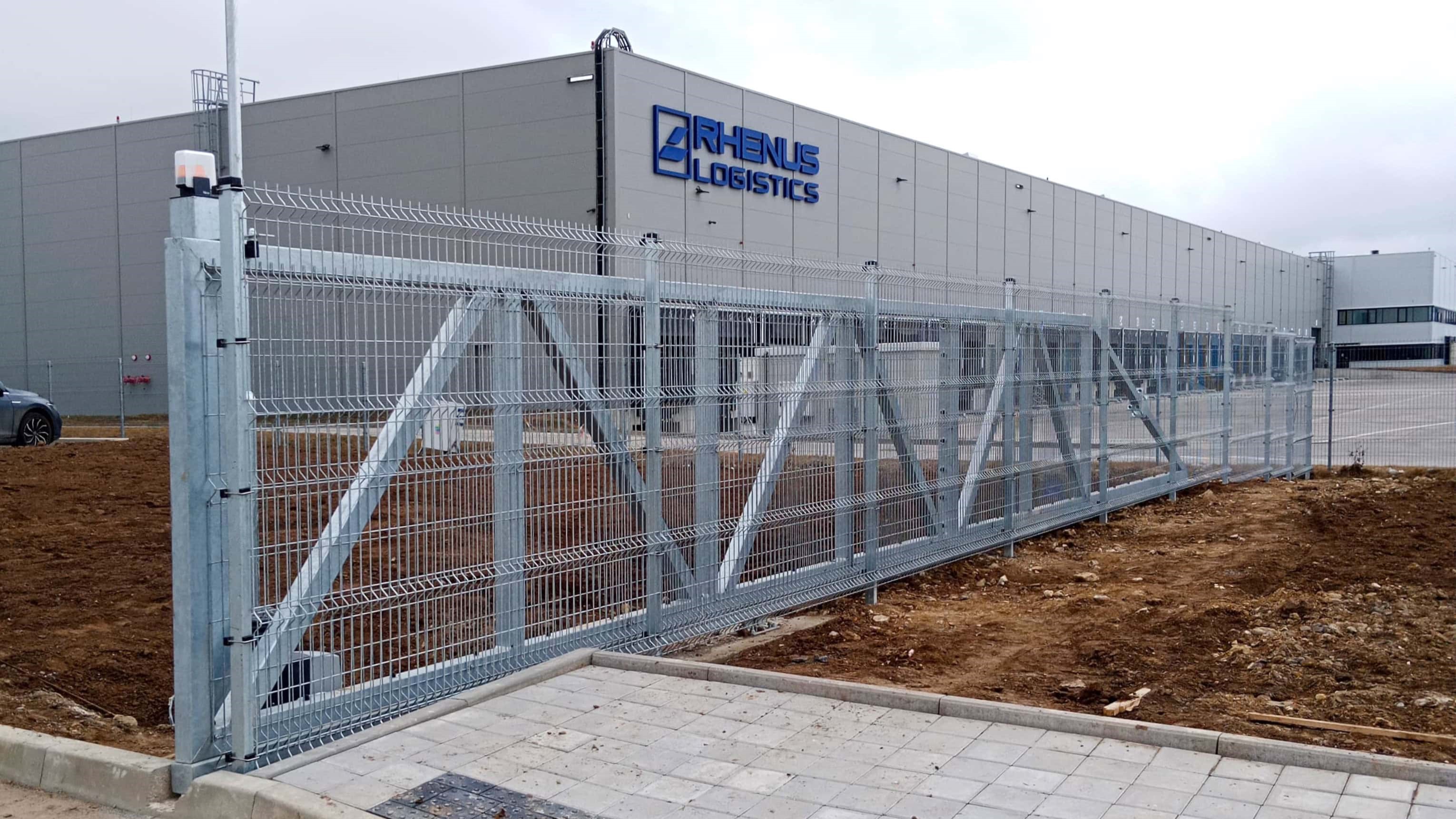 Posuvná brána u firmy – Ploty Dobrý