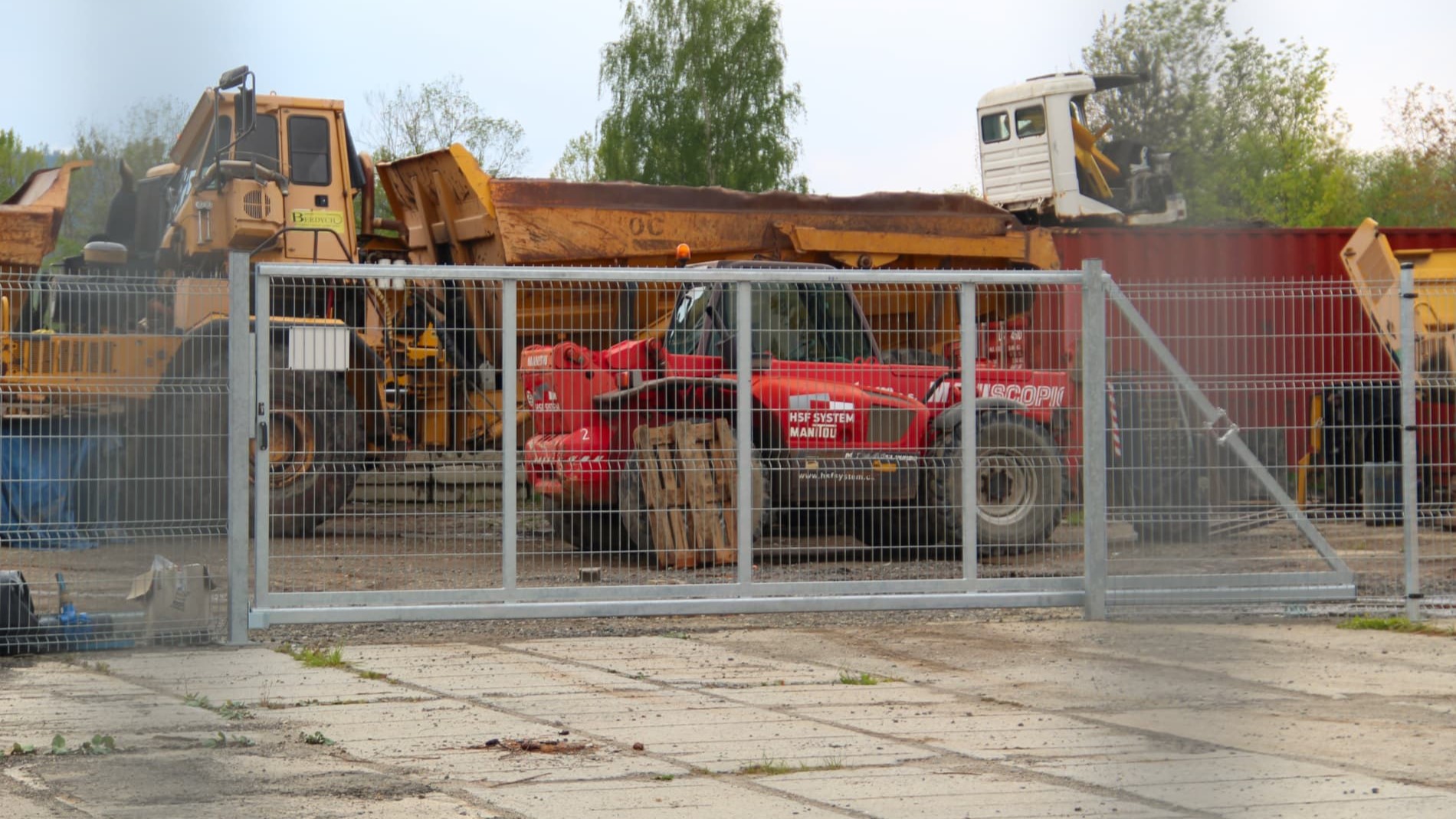 Plot okolo firemního objektu – Ploty Dobrý