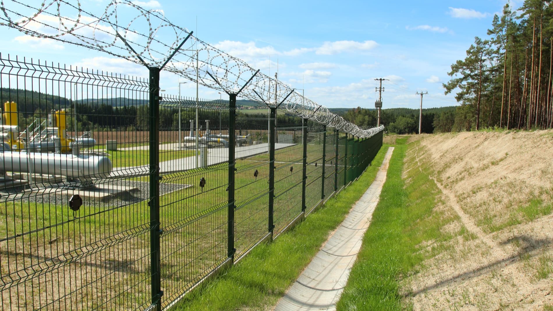 Plot okolo firemního objektu – Ploty Dobrý