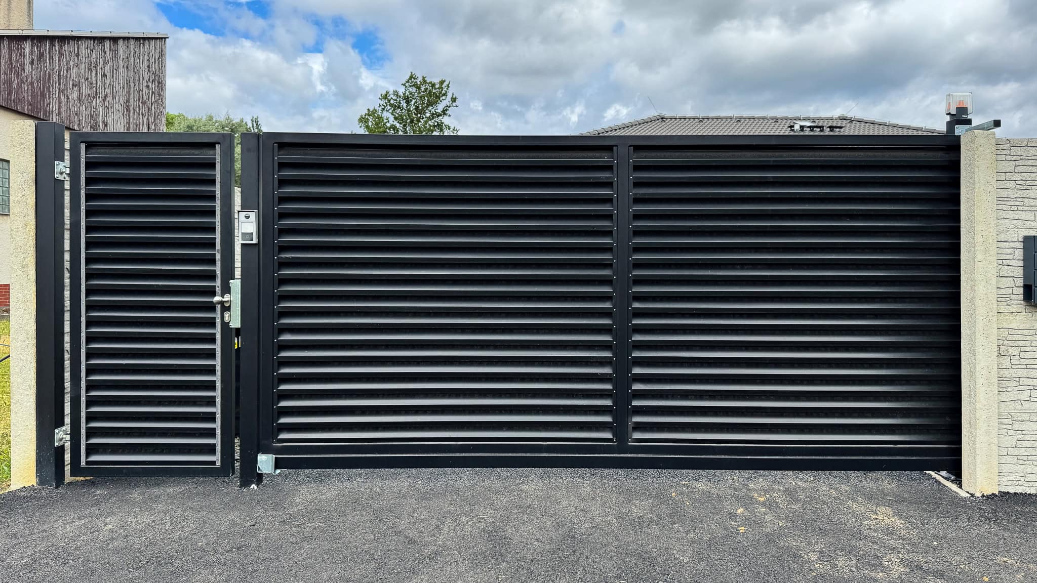 Fotografie – Plot z hliníkových lamel – Ploty Dobrý