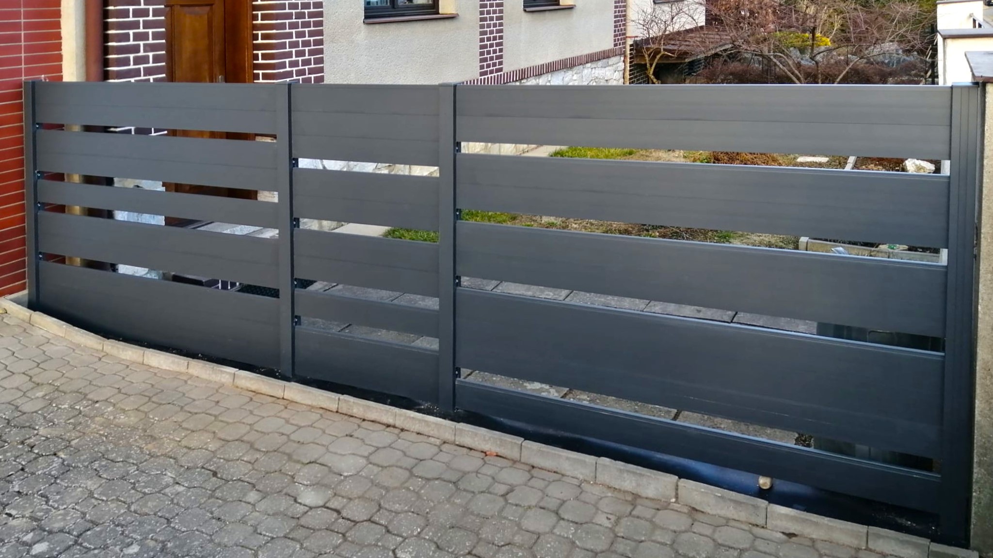 Fotografie – Plot z hliníkových lamel – Ploty Dobrý