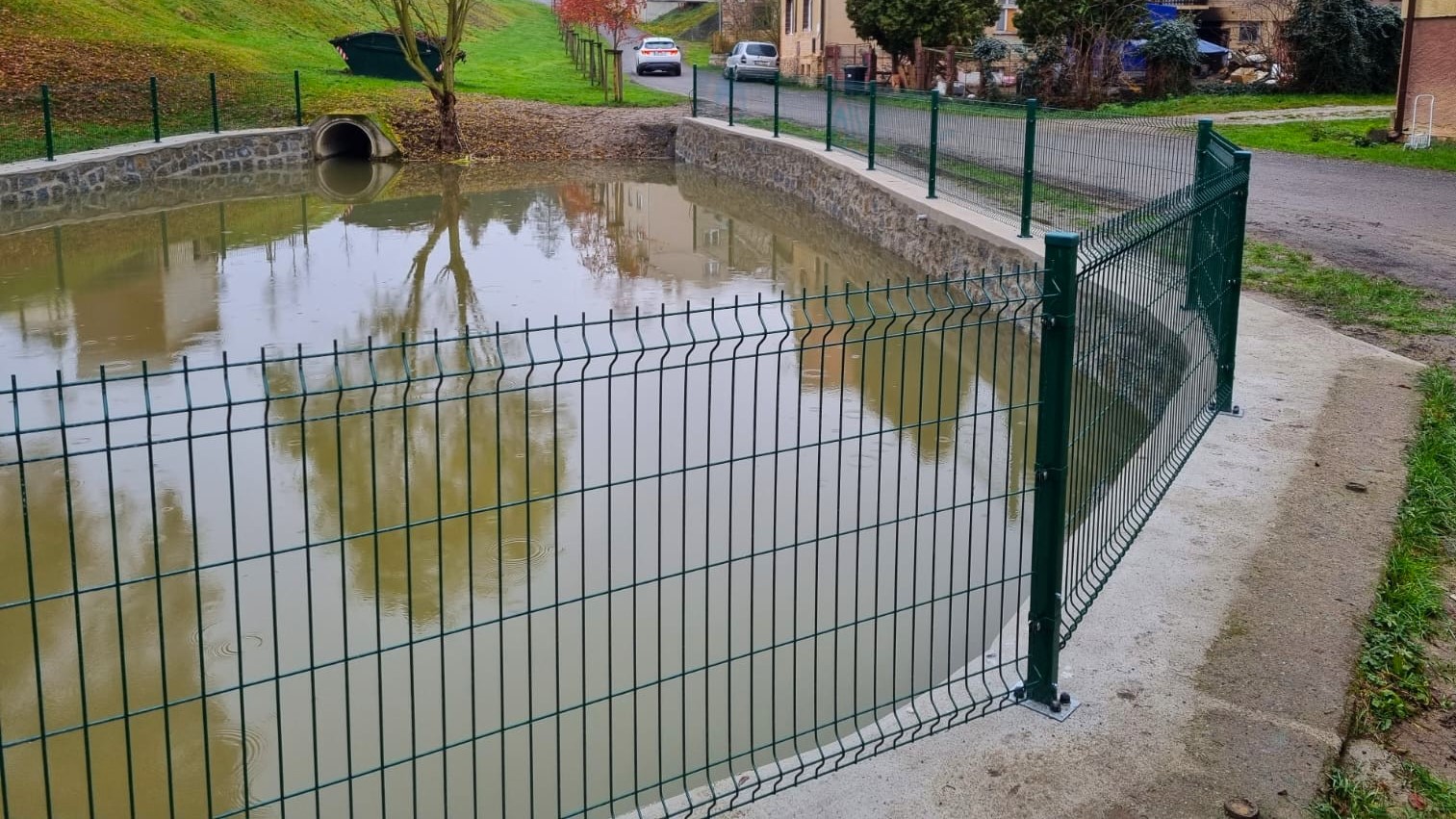 Plot okolo obecního rybníčku – Ploty Dobrý