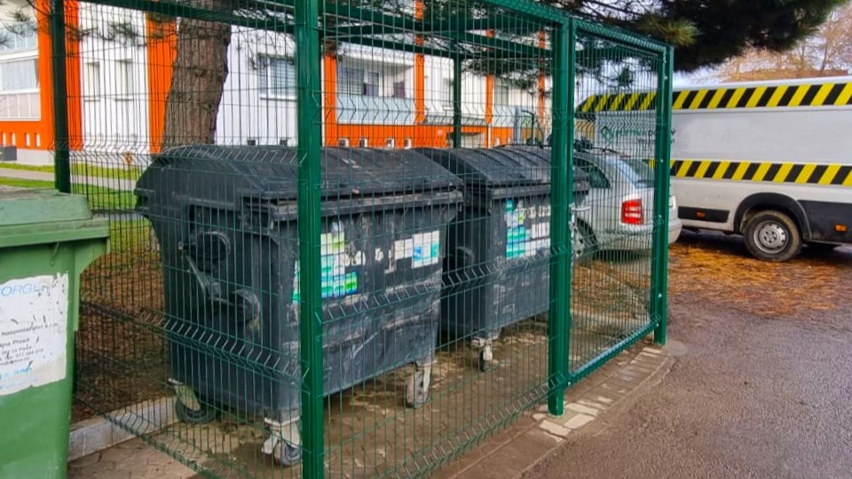 Plot okolo obecních kontejnerů – Ploty Dobrý