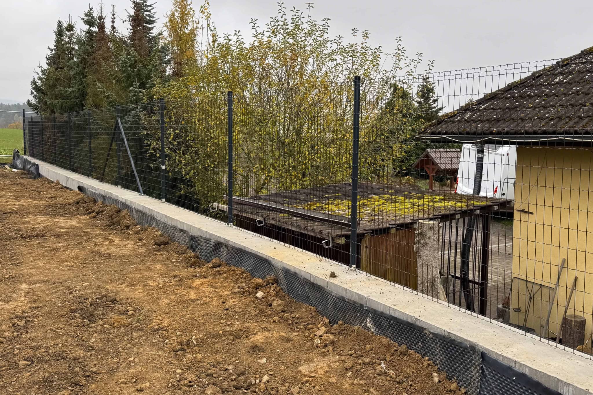 Oplocení vhodné pro psy s podezdívkou – Ploty Dobrý