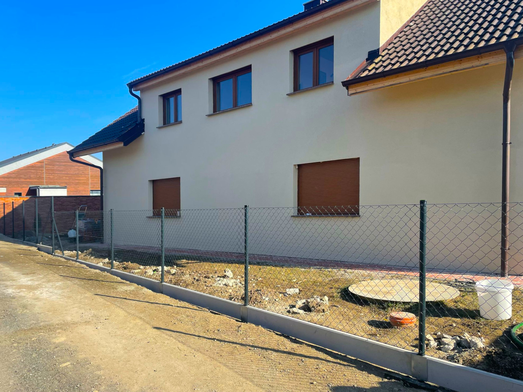 90c7cf93-5a2e-432a-8982-b436351ecfad