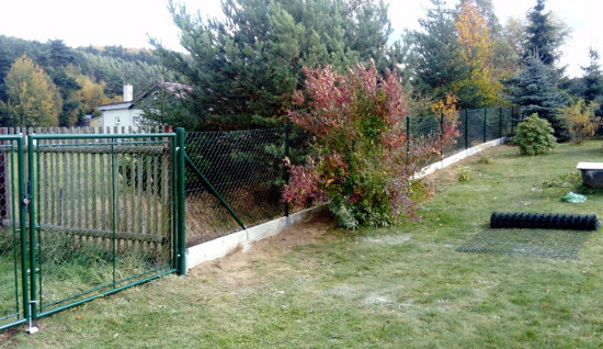 Pletiva Dobrý - Stavba plotu z pletiva s podhrabovou deskou Pletiva Dobrý - Stavba plotu z pletiva s podhrabovou deskou