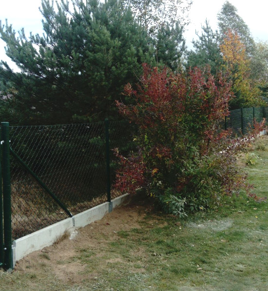 Pletiva Dobrý - plot z čtyřhranného pletiva s betonovými podhrabovými deskami Pletiva Dobrý - plot z čtyřhranného pletiva s betonovými podhrabovými deskami