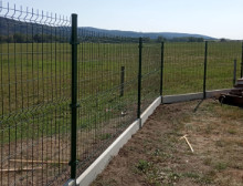 Montáž 3D zelených plotových panelů s podhrabovou deskou a brankou – Nýřany Montáž 3D zelených plotových panelů s podhrabovou deskou a brankou – Nýřany