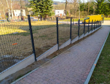 Montáž 3D plotových dílců v antracitové barvě s podhrabovou deskou – České Budějovice Montáž 3D plotových dílců v antracitové barvě s podhrabovou deskou – České Budějovice