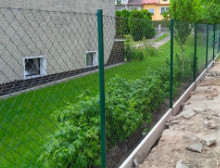 Montáž zeleného pletiva a podhrabových desek – České Budějovice Montáž zeleného pletiva a podhrabových desek – České Budějovice