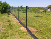 Montáž čtyřhranného pletiva a fólie pod plot – Újezd Montáž čtyřhranného pletiva a fólie pod plot – Újezd