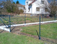 Montáž antracitových 3D plotových panelů a čtyřhranného pletiva – Zvíkov Montáž antracitových 3D plotových panelů a čtyřhranného pletiva – Zvíkov