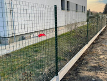 Montáž svařovaného pletiva Heavy na sloupky s prolisem – Bušovice Montáž svařovaného pletiva Heavy na sloupky s prolisem – Bušovice