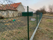 Montáž čtyřhranného pletiva a podhrabových desek – Růžov Montáž čtyřhranného pletiva a podhrabových desek – Růžov