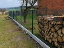 Montáž čtyřhranného pletiva a podhrabových desek – Řenče Montáž čtyřhranného pletiva a podhrabových desek – Řenče