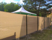 Montáž zeleného pletiva a pískové stínící tkaniny – Ledce Montáž zeleného pletiva a pískové stínící tkaniny – Ledce